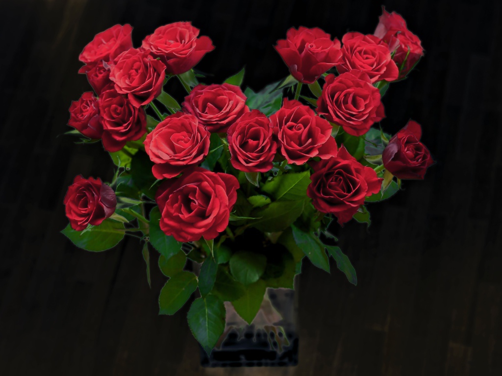 Красивый букет красных роз в вазе