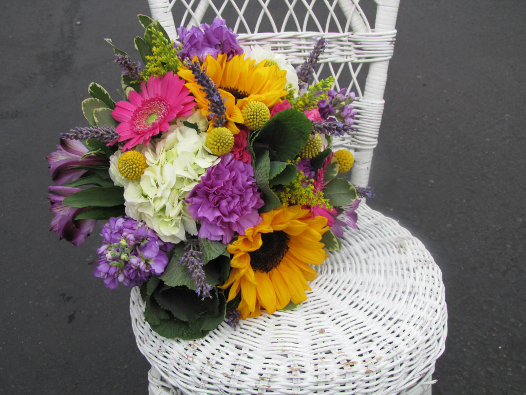 Красивый букет на плетеном стуле 