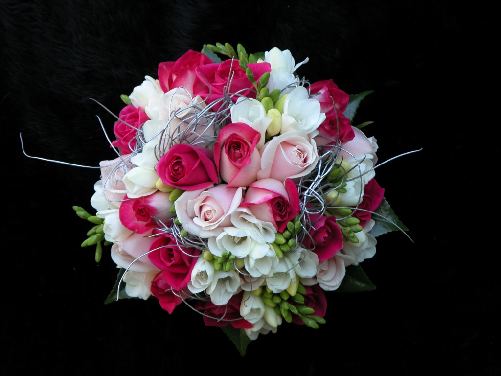 Красивый букет с цветами красной розы и фрезии на черном фоне