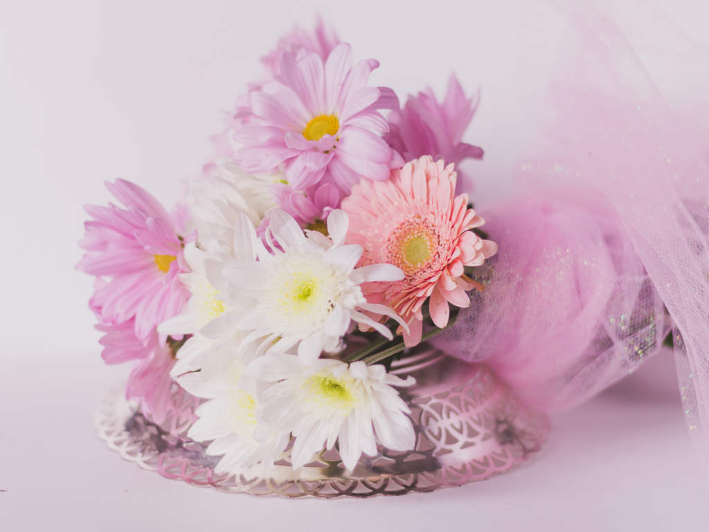 Красивый букет с цветами герберы и хризантемы