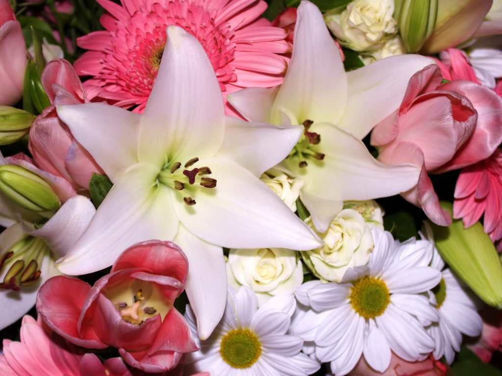 Красивый нежный розово - белый букет разных цветов 