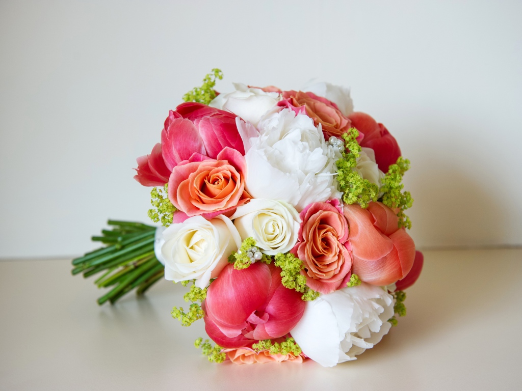 Красивый свадебный букет из цветов розы и пиона