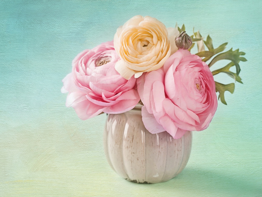 Букет букет лютиков в вазе на голубом фоне