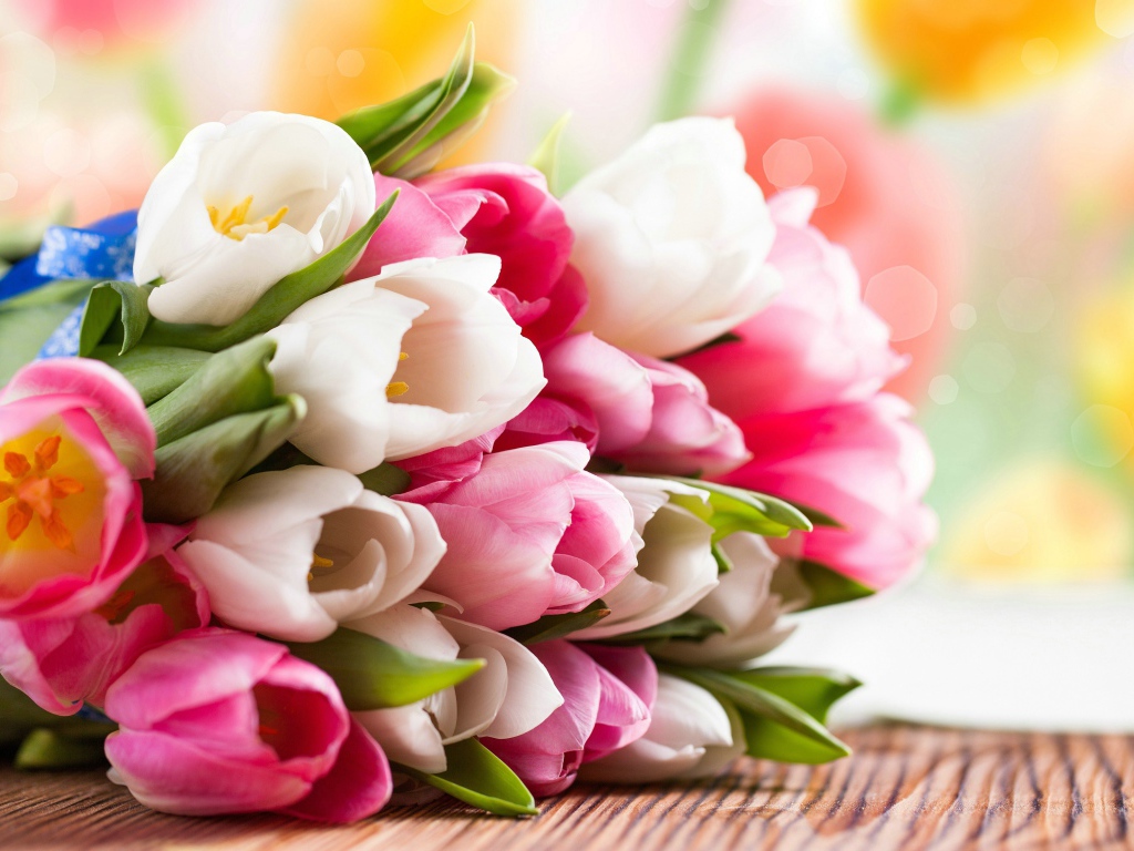 Букет розовых и белых тюльпанов на столе
