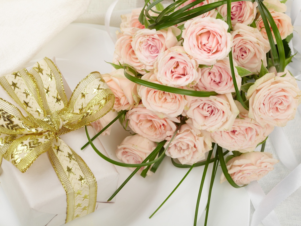 Букет розовых роз и подарок с красивым бантом