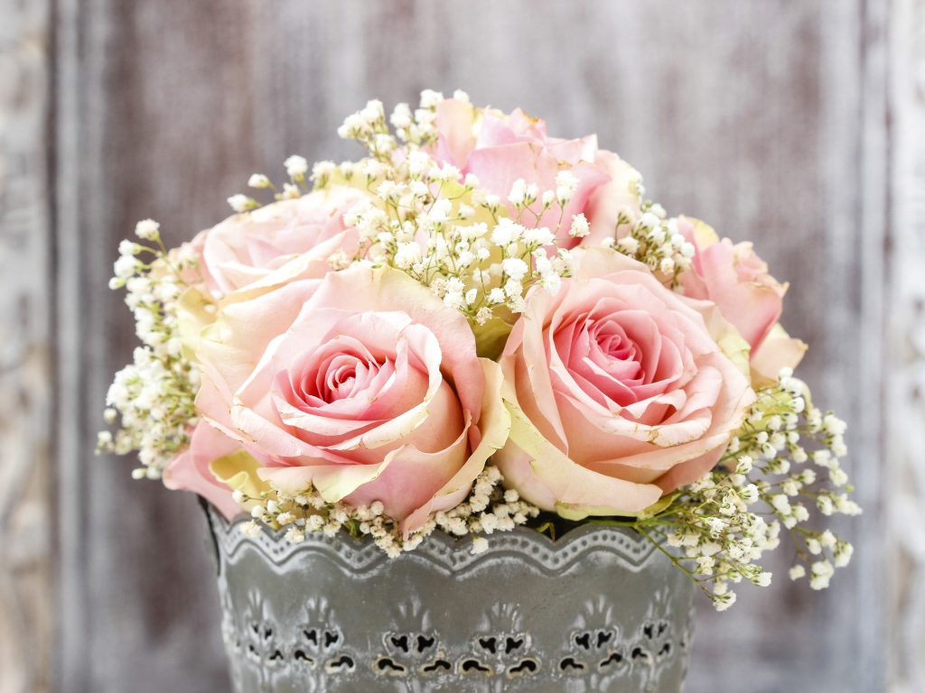 Букет розовых роз с мелкими белыми цветами в вазе