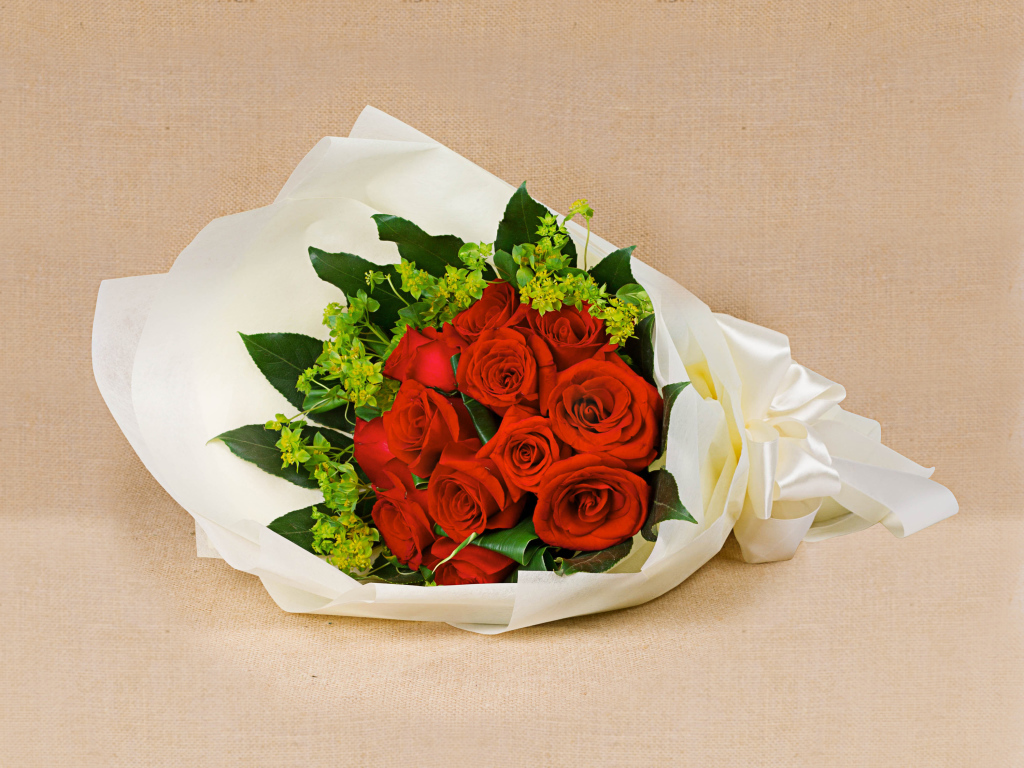 Букет красных роз с белым бантом