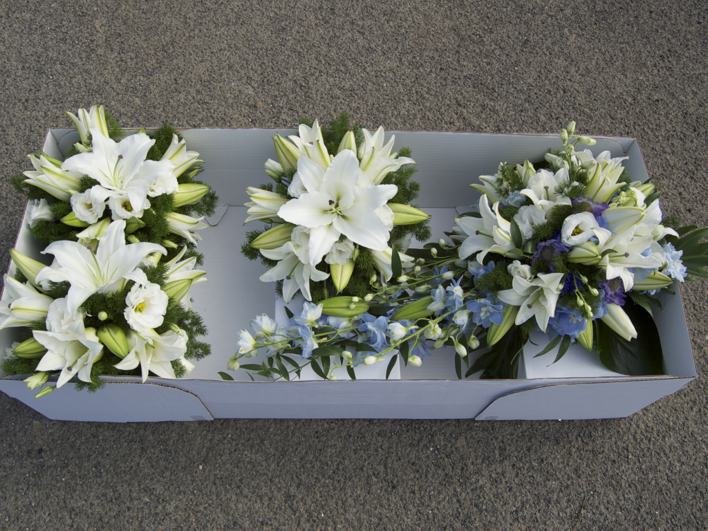 Букеты с белыми цветами лилии и эустомы