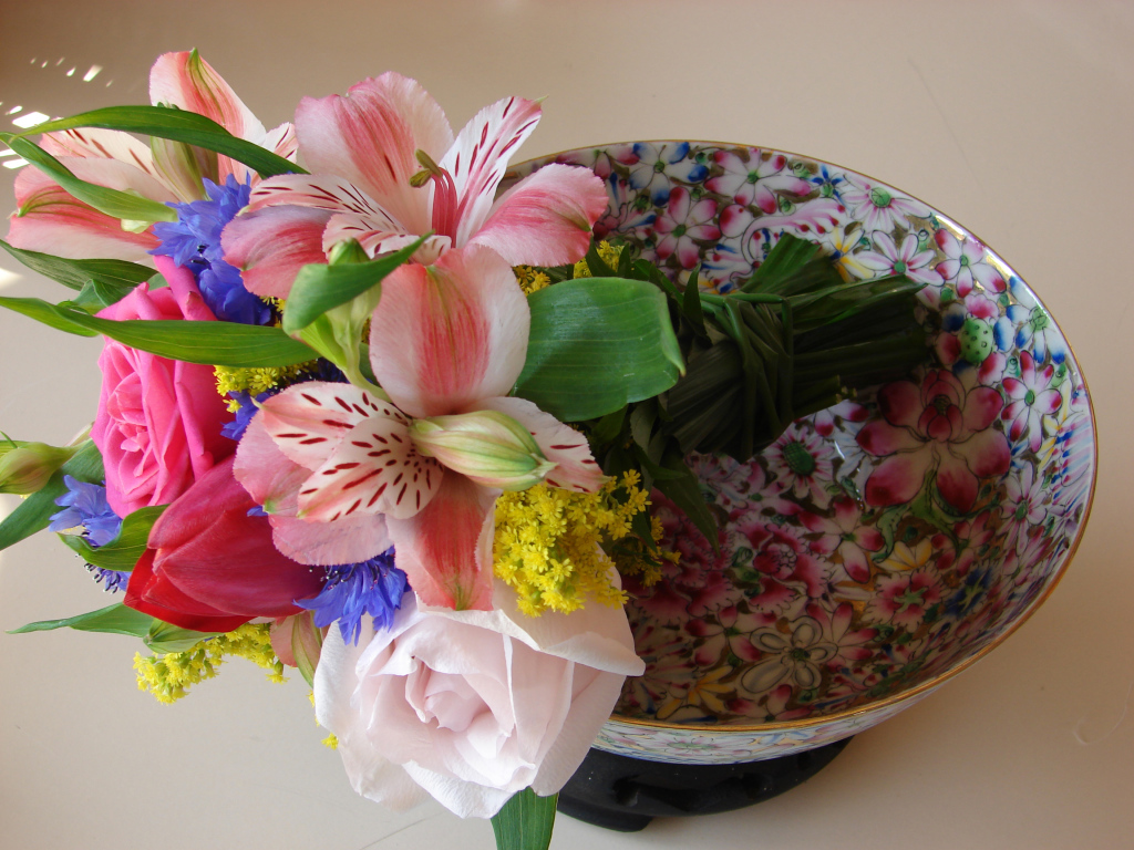 Нежный букет с цветами розы, тюльпана и альстромерии