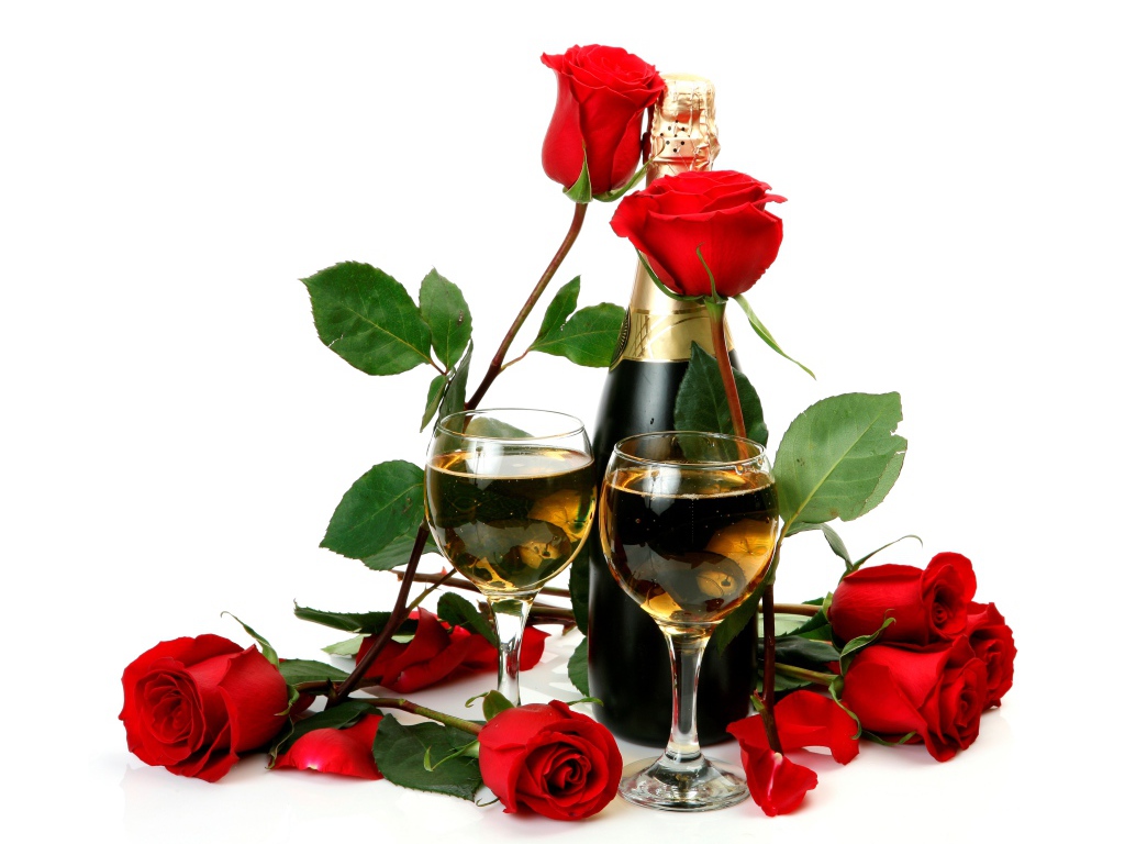 Красные розы с бутылкой шампанского и бокалами на белом фоне