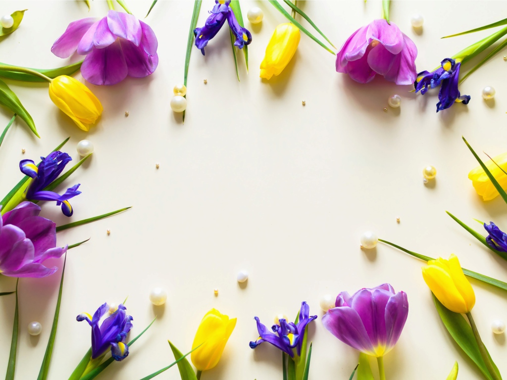 Тюльпаны  и ирисы с жемчужинами на столе 