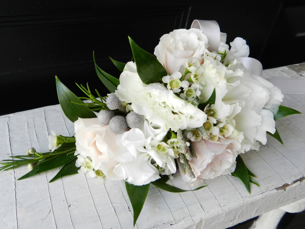 Свадебный букет с цветами розы и эустомы