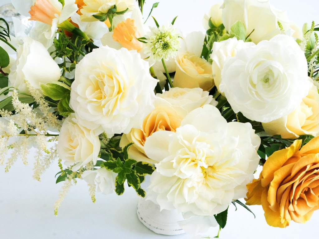 Белые и оранжевые розы крупным планом в букете