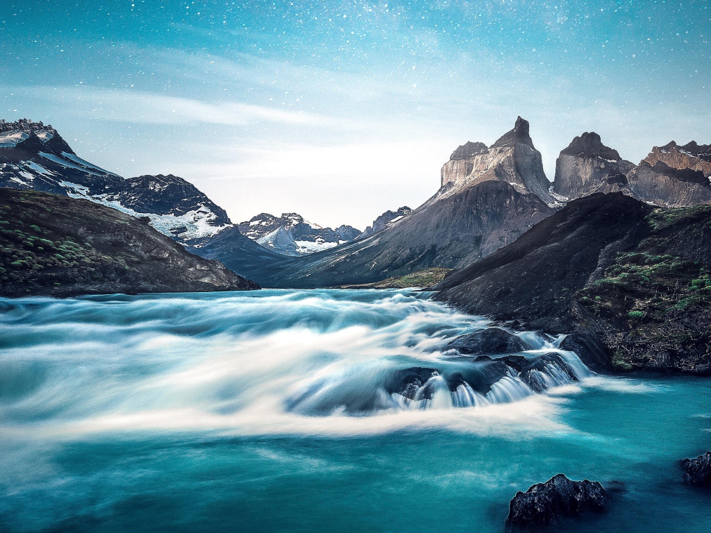 Быстрая река среди каменных горных берегов