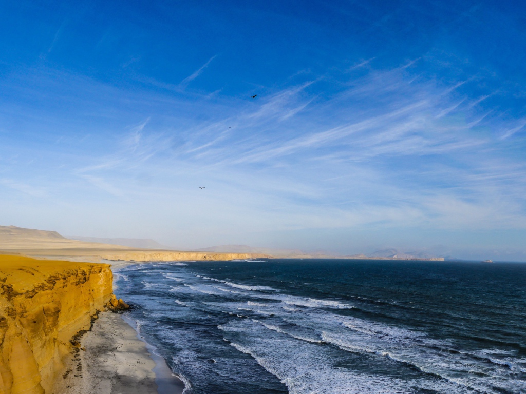 Морские волны на берегу под красивым голубым небом