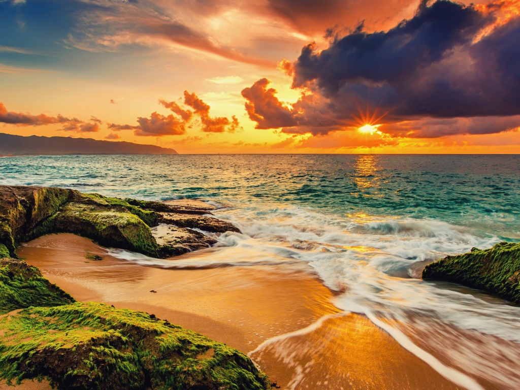 Красивый закат солнца на морском побережье 