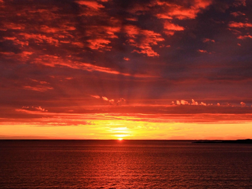 Закат солнца на горизонте в море 