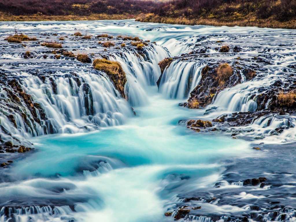 Быстрый водопад стекает с гор 