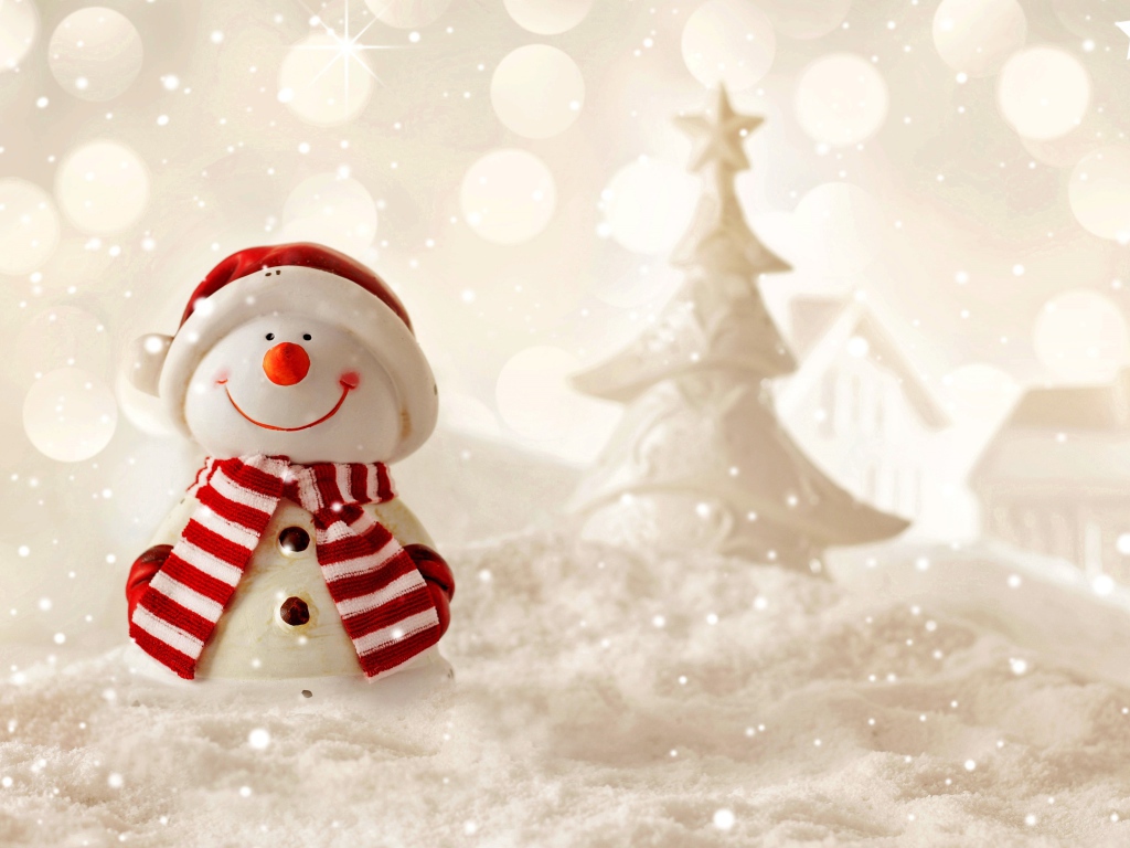 Улыбающийся снеговик стоит на белом снегу