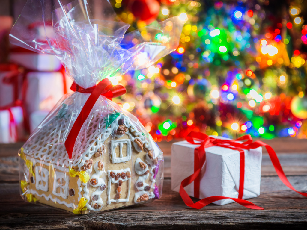 Имбирный красивый домик с подарком на новый год 