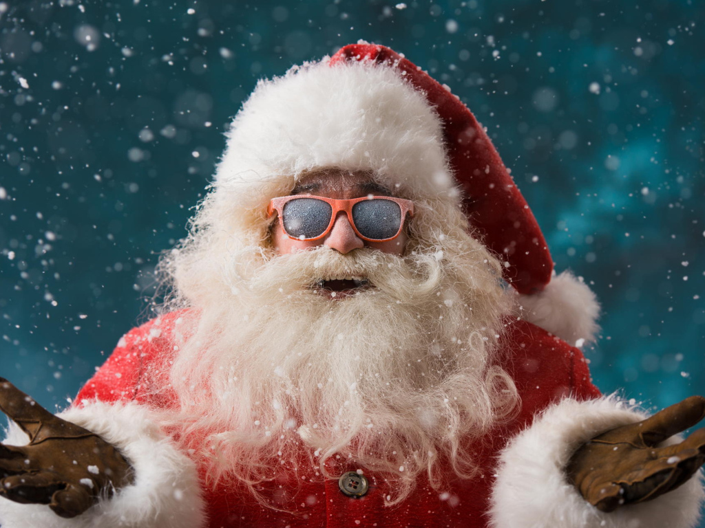 Санта Клаус в солнечных очках покрытых инеем