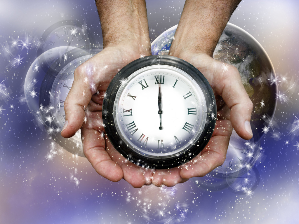 Часы с руках у мужчины показывают двенадцать ночи 