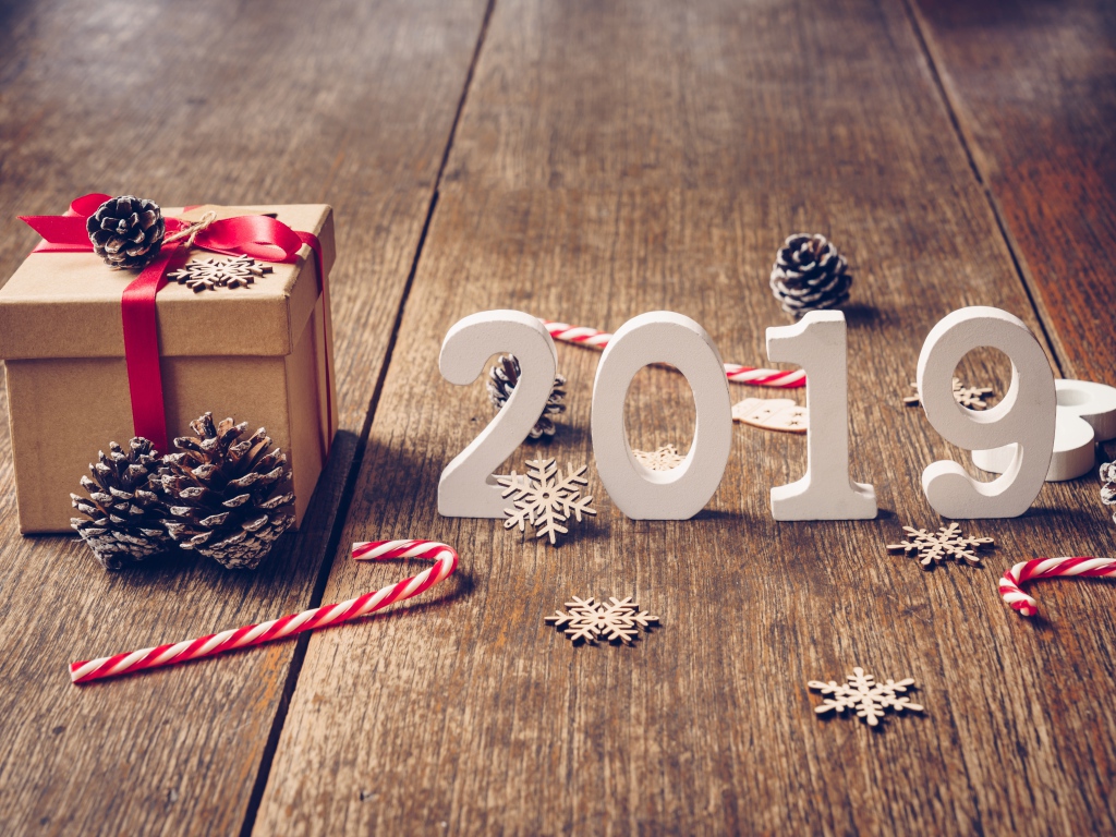 Белые цифры 2019 с подарком на деревянном полу