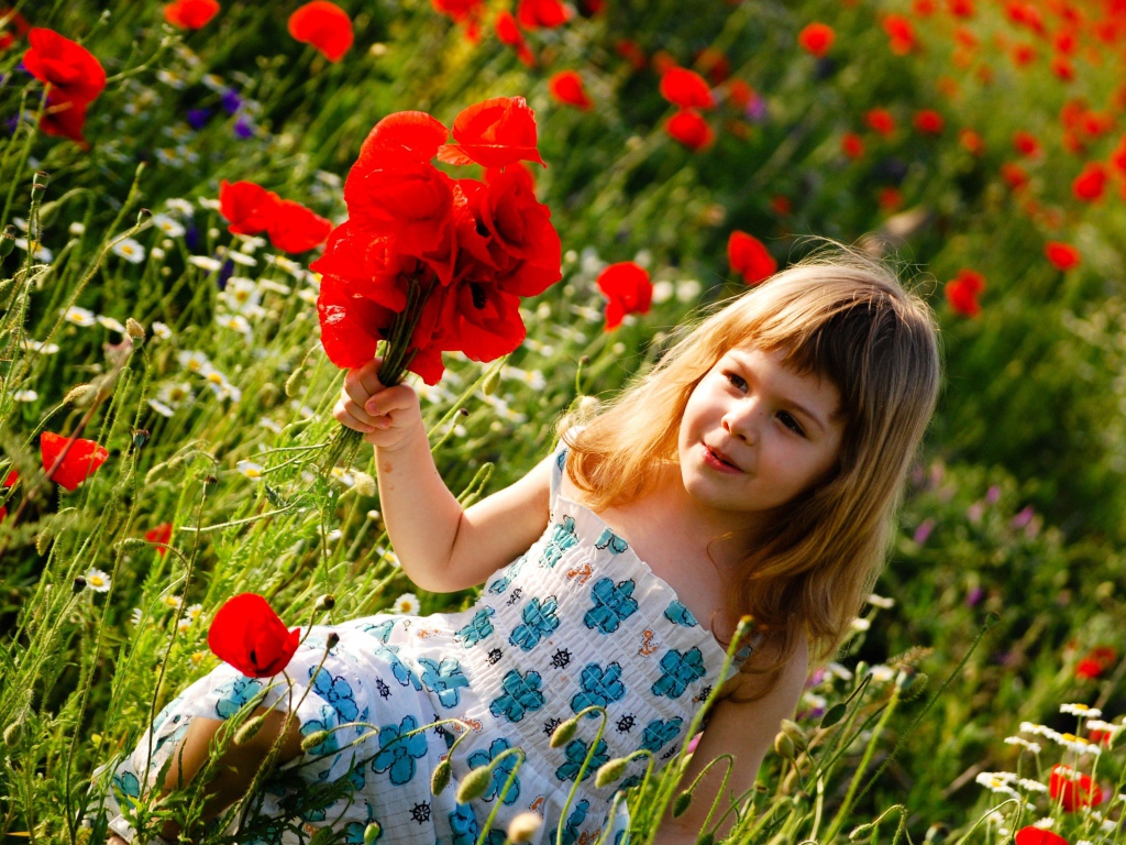 Милая маленькая девочка с букетом красных маков