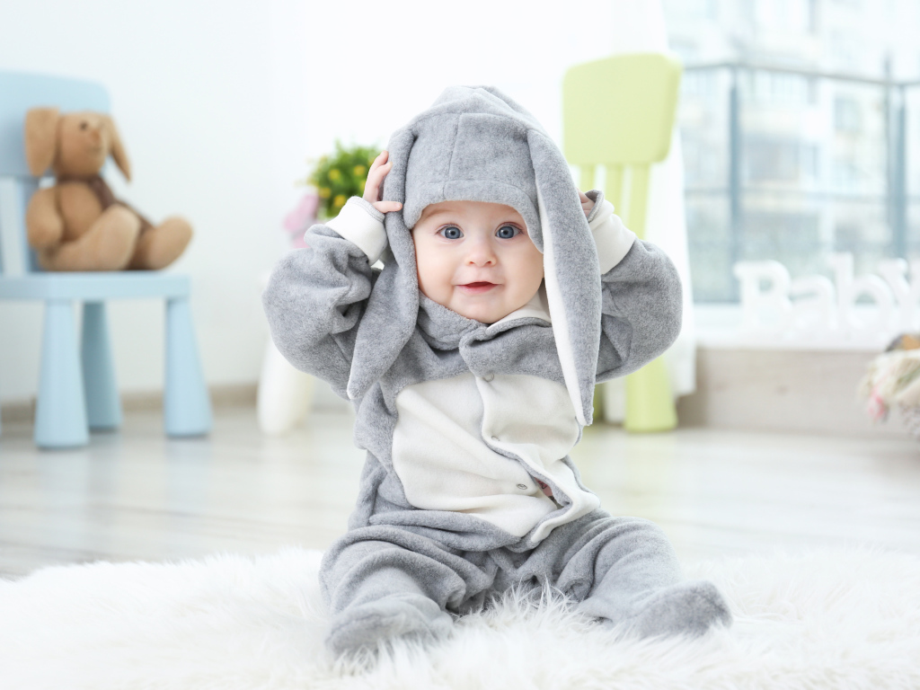 Маленький ребенок в костюме зайчика