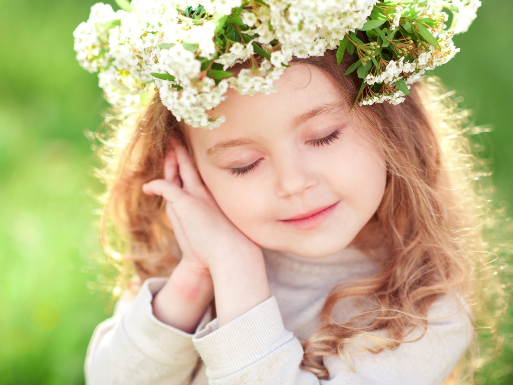 Красивая девочка с венком на голове