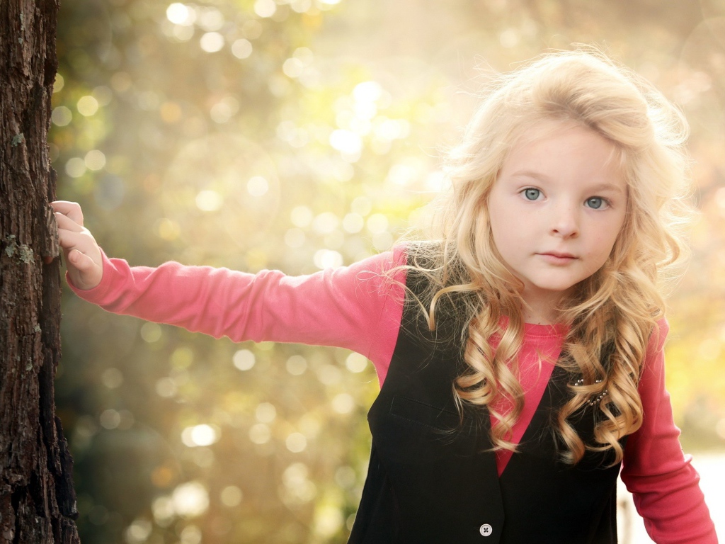 Красивая девочка с белыми кудрями