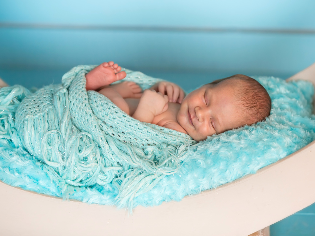 Милый грудной ребенок улыбается во сне