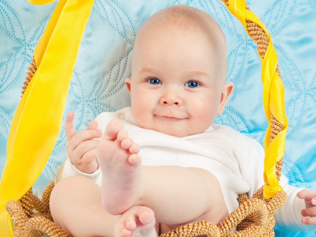 Милый голубоглазый младенец на кровати