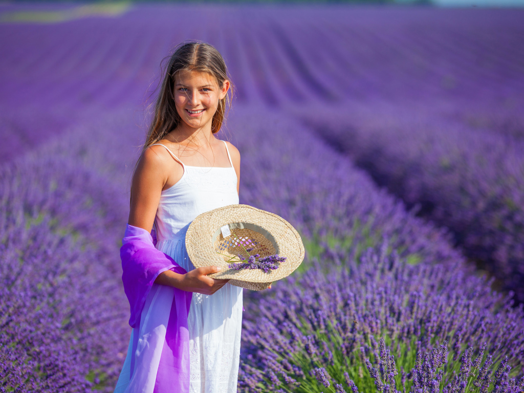 Девочка с белом сарафане на лавандовом поле