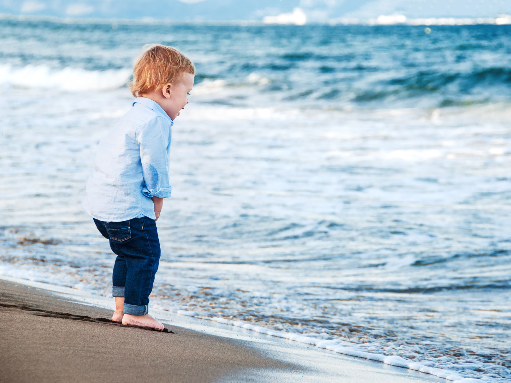 Маленький мальчик на берегу моря 