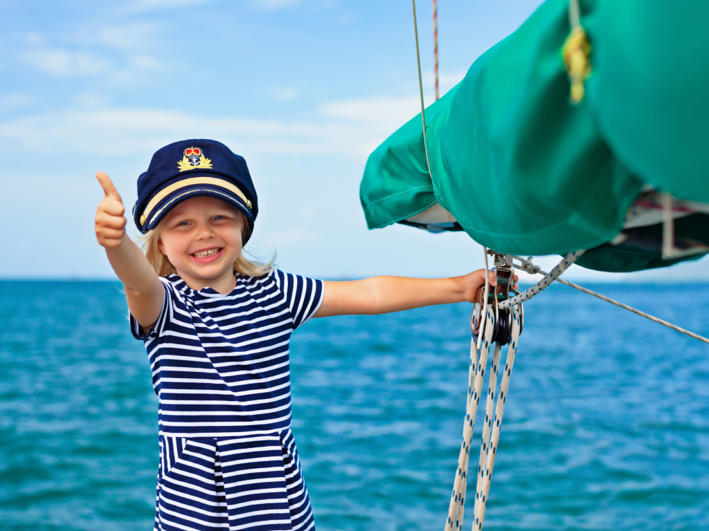 Маленькая девочка в униформе капитана