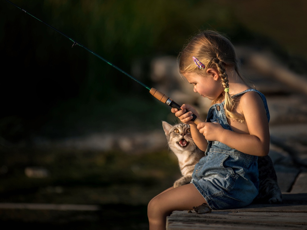 Маленькая девочка на рыбалке с котом