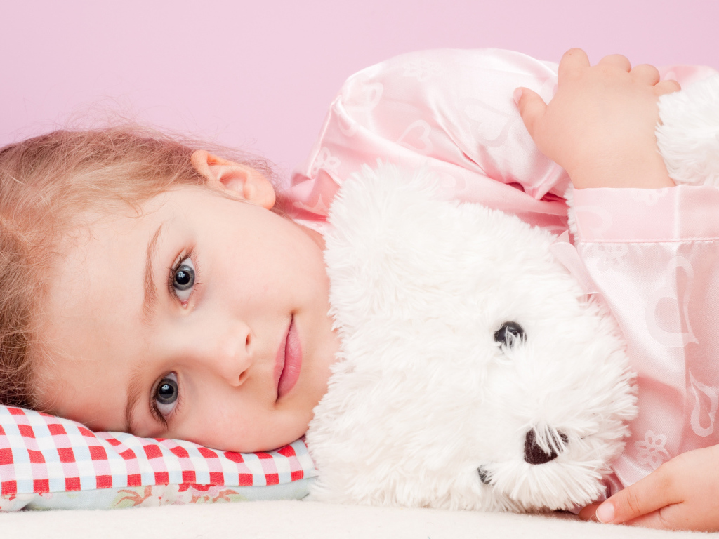 Маленькая девочка с белым игрушечным медведем