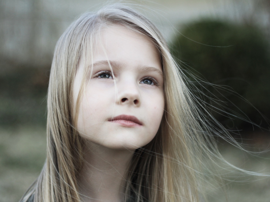 Маленькая девочка с распущенными волосами