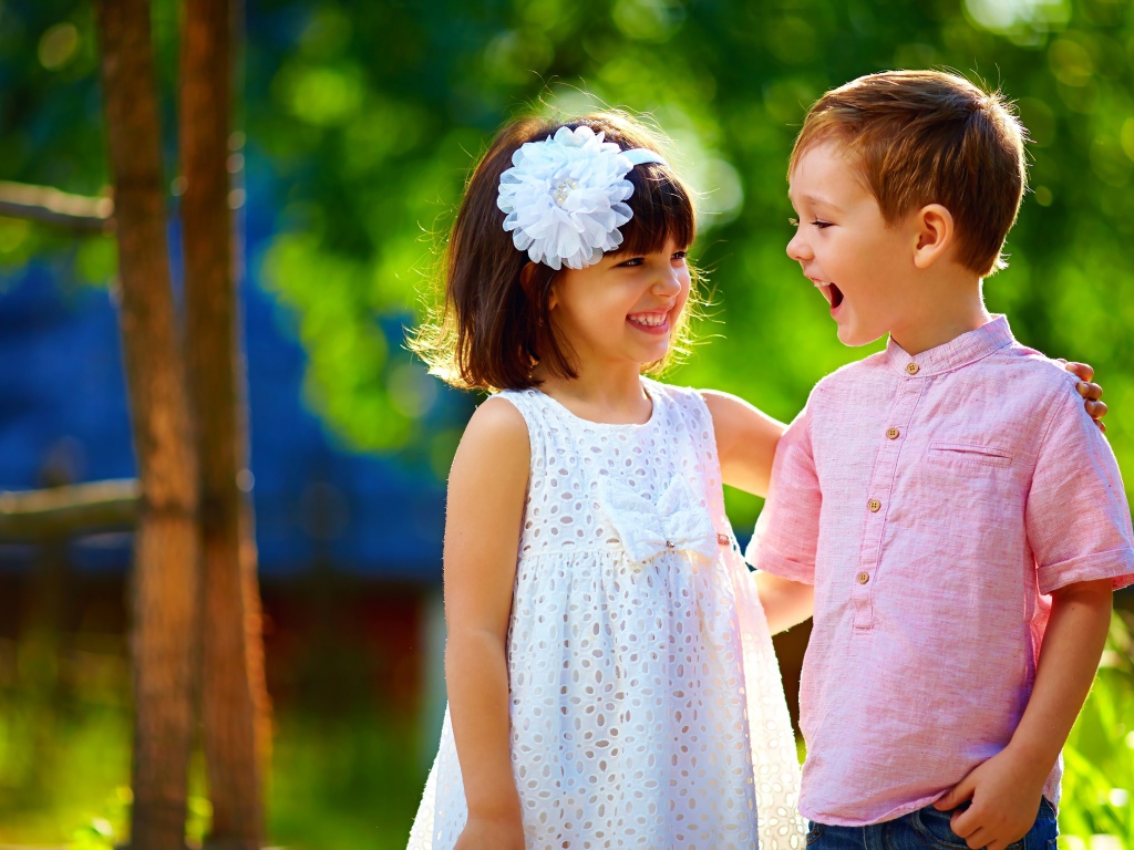 Маленькие улыбающиеся мальчик и девочка