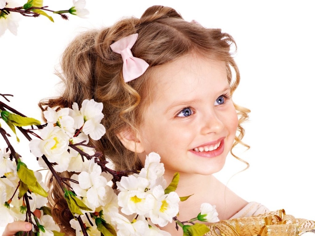 Маленькая улыбающаяся девочка с цветущей веткой