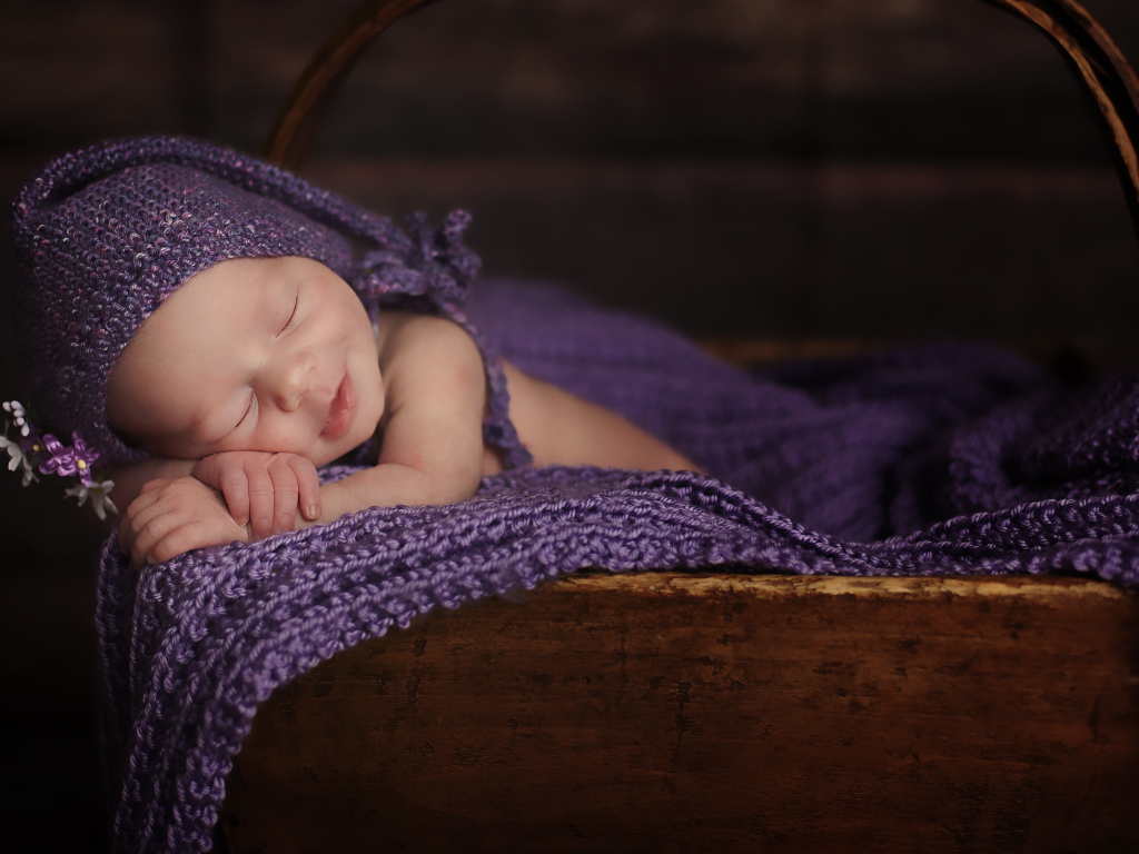 Новорожденный ребенок улыбается во сне