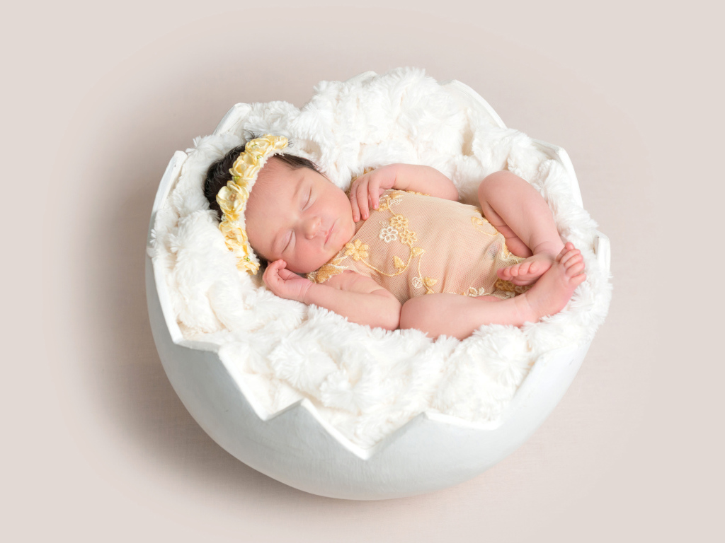 Младенец спит с мягкой белой скорлупе