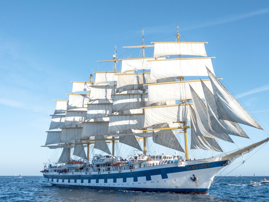 Круизное парусное судно Royal Clipper в море