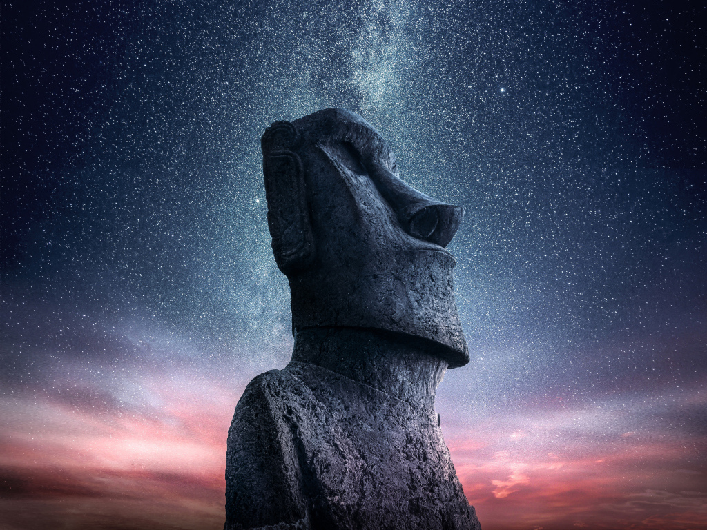 Статуя Моаи под красивым звездным небом, Чили