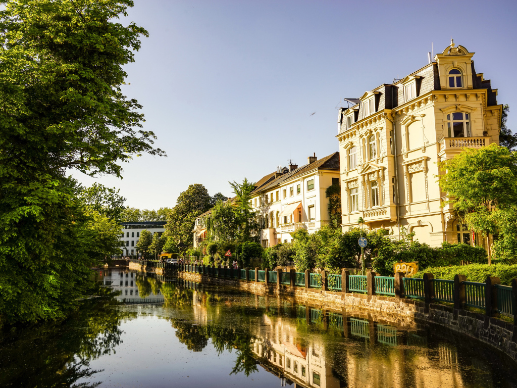 Красивые старые дома у реки, Германия