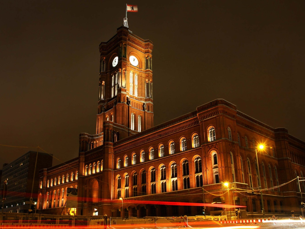 Здание Красная ратуша ночью, Берлин. Германия