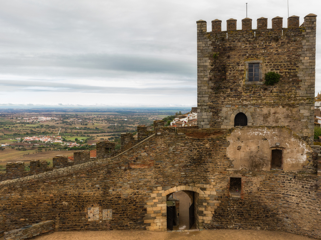 Старинный замок Монсараш, Португалия
