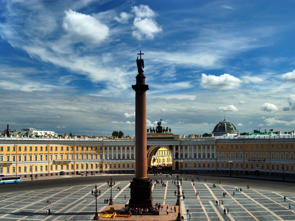 Дворцовая площадь под голубым небом,  Санкт-Петербург. Россия