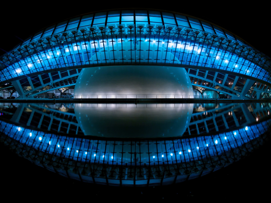 Кинотеатр Hemisferic ночью, Валенсия. Испания